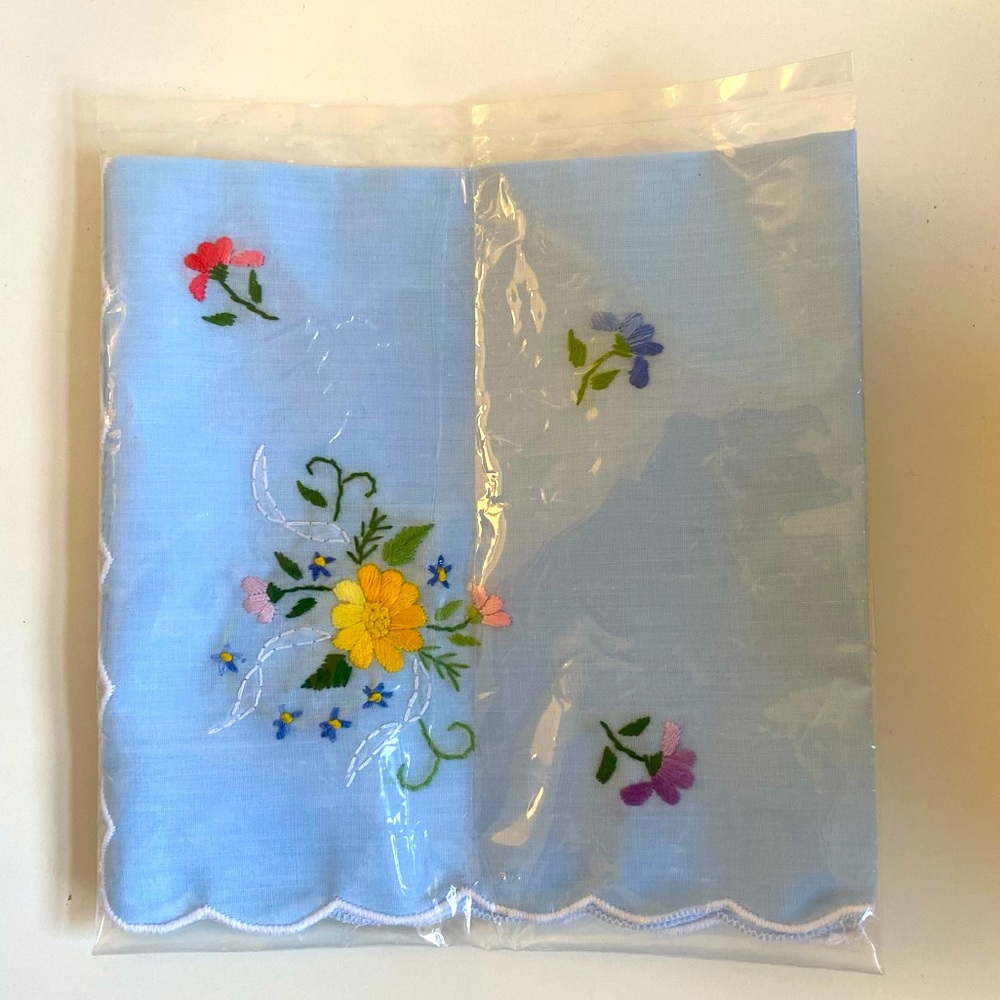 NWT new handkerchief w/ Embroidered flowers & scalloped edges hanky